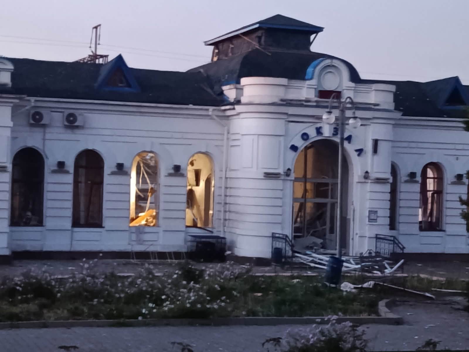Окупанти розтрощили вокзал на Харківщині (фото)